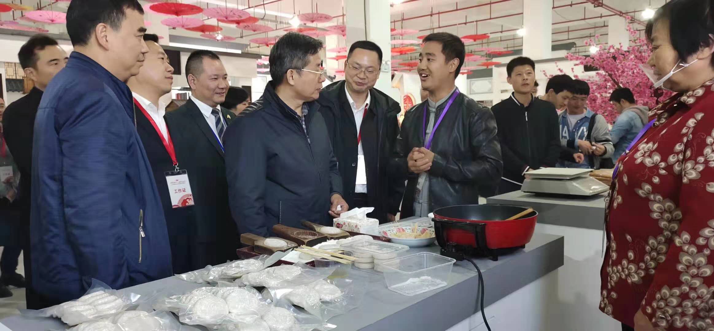 劉小榮在益陽(yáng)美食節(jié)現(xiàn)場(chǎng)向益陽(yáng)市委瞿海書記做印子粑粑產(chǎn)品介紹.jpg